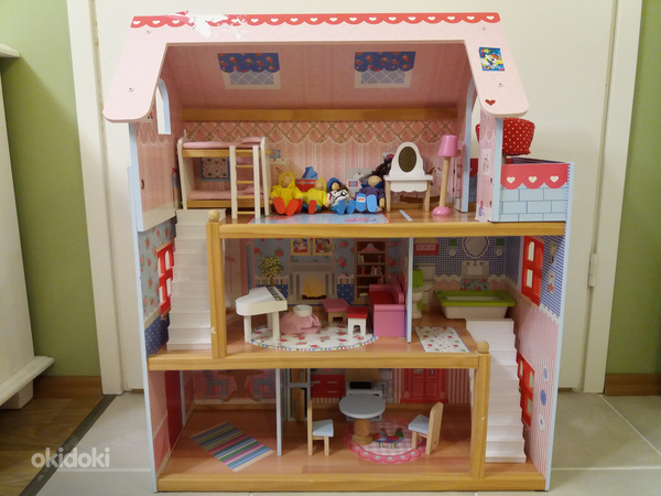 Деревянный кукольный домик с куклами и мебелью (фото #1)