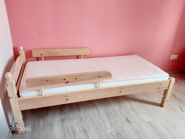 Деревянная кроватка с матрасом Jumbu и пружинным матрасом Sl (фото #1)