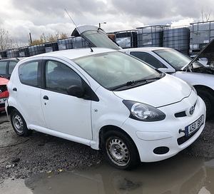 TOYOTA AYGO 1,0 BENSIIN, VARUOSAD (7 foto / 7)