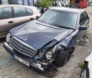 MERCEDES BENZ W210, 2,0 BENSIIN, AUTOMAAT, VARUOSAD (3 foto / 10)