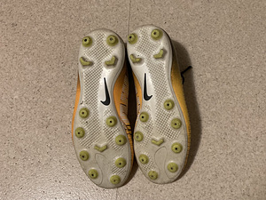 Nike jalgpalli jalatsid / putsad / sokiga muruputsad, nr 35. (5 foto / 5)