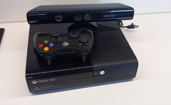 Xbox 360 E 500GB + kinect + 34 mängu