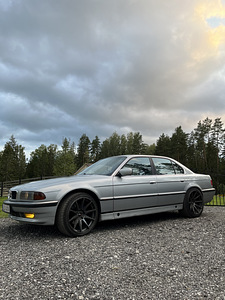 M/V BMW 730i (3 foto / 7)