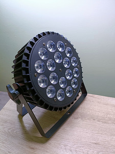 U King B117 RGBW 180W LED par lavavalgusti (3 foto / 10)