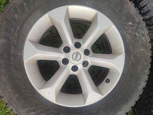 Nissan veljed koos Nokian naastrehvidega. R17 265/65/17 (3 foto / 10)