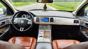 Jaguar XF V8 Supercharged (11 foto / 13)