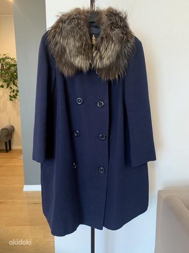 Винтажное шерстяное пальто с меховым воротником (фото #1)