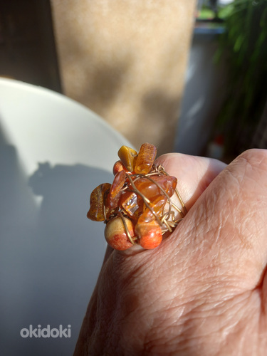 Кольцо из проволоки с янтарем (фото #4)