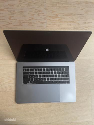 MacBook Pro (15 дюймов, 2018 г.) Retina с сенсорной панелью «Серый космос» (фото #2)