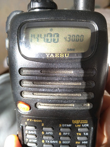 YAESU FT-50R Hand-Held Transceiver (3 foto / 6)