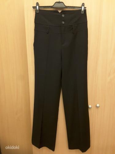 Продаются очень малоношенные черные брюки с высокой талией (фото #2)