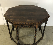 Красивый квадратный стол в стиле барокко