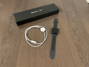 Apple Watch 7 45mm GPS Nike Black (1 foto / 2)