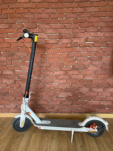 Электрический самокат Xiaomi Mi Electric Scooter 3 (3 фото из 6)