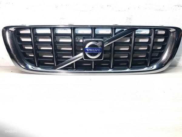 Volvo V70 radiaatori iluvõre embleemiga OEM: 30678627 (foto #1)