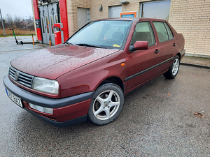 Volkswagen Vento 1992 (4 foto / 6)
