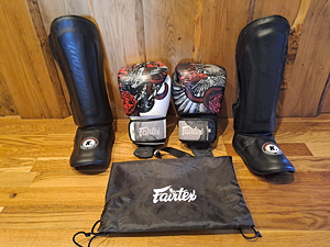 Боксерские перчатки Fairtex и защита для ног Knockout