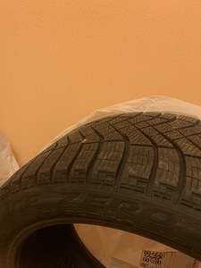 Talverehvid 4tk Pirelli Ice Zero FR 245/40 R18 (2 foto / 4)
