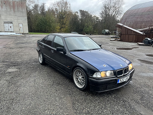 BMW 320i 2.8 (2 foto / 8)