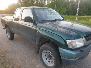 Toyota Hilux (2 foto / 3)