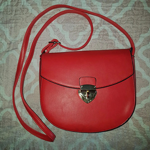 Красная сумочка, неиспользованная.