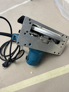 Циркулярная пила Makita HS6601 (3 фото из 3)