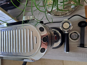 Продается кофемашина Delonghi и кофемолка. (4 фото из 7)
