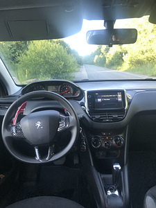Peugeot 208 (8 фото из 8)