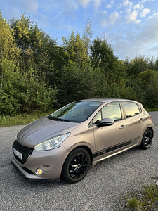 Peugeot 208 (7 фото из 8)