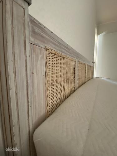 Кровать и тумба с плетением из ротанга (фото #3)