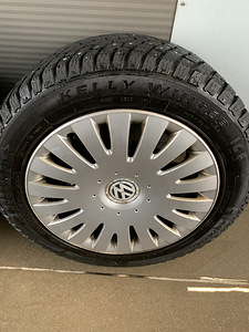VW Диски+Шипованные шины+Колпаки 205/55/16 (3 фото из 6)