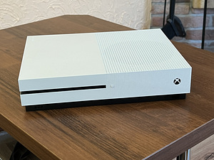 Xbox one S + 2 Gamepads + Forza horizon 4