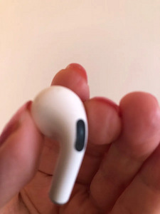 AirPods Pro 1.generatsiooni parem klapp ja laadimiskarp (3 foto / 5)