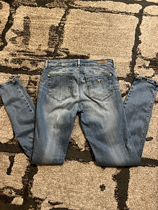 Guess helesinised teksad s29