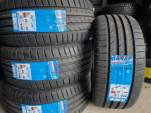 245/40/18 Superia Bluewin UHP 97V XL lamellrehvid (1 foto / 1)