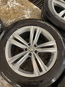 VW ОРИГИНАЛЬНЫЕ диски 19x8.5 с датчиками + шины (2 фото из 6)