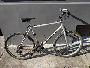 Серый велосипед Schwinn