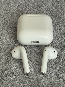 Apple AirPods 1 Б/У (2 фото из 2)