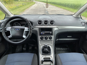 Ford Galaxy (7 фото из 10)