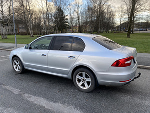 SKODA SUPERB (3 фото из 12)