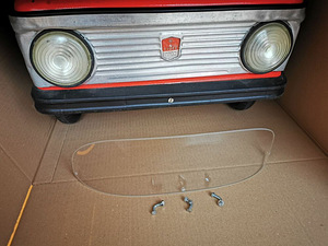Moskvich laste pedaalauto uus esiklaas kinnitustega (1 foto / 3)