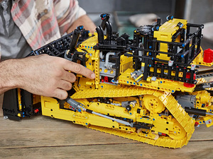 Lego Technic 42131 CAT D11 buldooser (8 foto / 9)