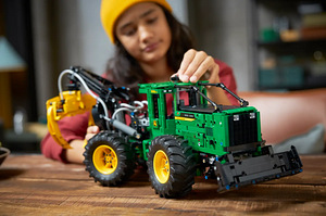 Uus Lego Technic 42157 John Deere 948L-II Skidder (10 foto / 10)
