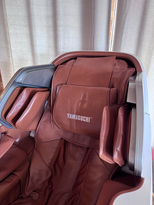массажное кресло Yamaguchi axiom YA-6000 (3 фото из 6)