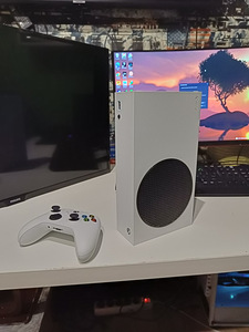 Xbox series s (1 фото из 1)