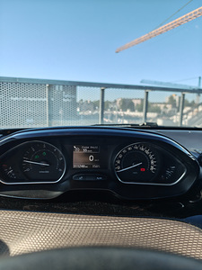 Peugeot 2008 (12 foto / 15)