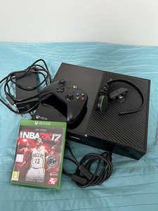 Xbox one + 1 джойстик + 5 игр (1 foto / 4)