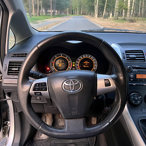 Toyota Auris 2011год 1.4д мануал 6 ступ. (12 фото из 15)
