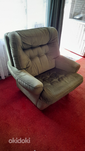 Зеленое бархатное кресло (фото #3)