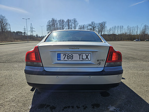 Volvo S60 (6 фото из 12)